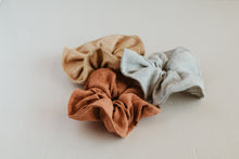 Load image into Gallery viewer, Scrunchy set - Plant dyed organic linen