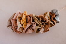 Load image into Gallery viewer, Scrunchy set - Plant dyed organic linen