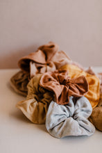 Load image into Gallery viewer, Scrunchy set - Plant dyed organic linen