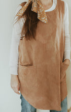 Load image into Gallery viewer, Plant Dyed Japanese Style Short Apron