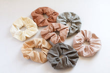 Load image into Gallery viewer, Plastic Free Cotton Scrunchy & Naturally Dyed Cotton Mask Set