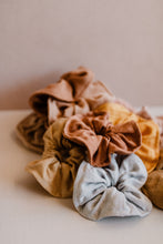 Load image into Gallery viewer, Scrunchy set - Plant dyed organic linen
